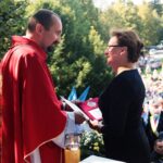 14.09.2020. Święty Krzyż. Uroczystości odpustowe. Wręczenie medali stulecia polskiej prowincji Zgromadzenia Misjonarzy Oblatów Maryi Niepokalanej. Na zdjęciu: o. Paweł Zając - prowincjał polskiej Prowincji Misjonarzy Oblatów Maryi Niepokalanej i poseł Agata Wojtyszek / Wiktor Taszłow / Radio Kielce