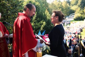 14.09.2020. Święty Krzyż. Uroczystości odpustowe. Wręczenie medali stulecia polskiej prowincji Zgromadzenia Misjonarzy Oblatów Maryi Niepokalanej. Na zdjęciu: o. Paweł Zając - prowincjał polskiej Prowincji Misjonarzy Oblatów Maryi Niepokalanej i poseł Agata Wojtyszek / Wiktor Taszłow / Radio Kielce