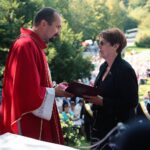 14.09.2020. Święty Krzyż. Uroczystości odpustowe. Wręczenie medali stulecia polskiej prowincji Zgromadzenia Misjonarzy Oblatów Maryi Niepokalanej. Na zdjęciu: o. Paweł Zając - prowincjał polskiej Prowincji Misjonarzy Oblatów Maryi Niepokalanej i Maria Zuba - doradca wojewody świętokrzyskiego / Wiktor Taszłow / Radio Kielce