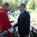 14.09.2020. Święty Krzyż. Uroczystości odpustowe. Wręczenie medali stulecia polskiej prowincji Zgromadzenia Misjonarzy Oblatów Maryi Niepokalanej. Na zdjęciu: o. Paweł Zając - prowincjał polskiej Prowincji Misjonarzy Oblatów Maryi Niepokalanej i Sławomir Kopacz - wójt gminy Bieliny / Wiktor Taszłow / Radio Kielce