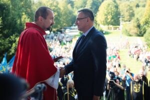 14.09.2020. Święty Krzyż. Uroczystości odpustowe. Wręczenie medali stulecia polskiej prowincji Zgromadzenia Misjonarzy Oblatów Maryi Niepokalanej. Na zdjęciu: o. Paweł Zając - prowincjał polskiej Prowincji Misjonarzy Oblatów Maryi Niepokalanej i Sławomir Kopacz - wójt gminy Bieliny / Wiktor Taszłow / Radio Kielce