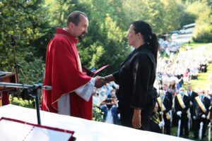 14.09.2020. Święty Krzyż. Uroczystości odpustowe. Wręczenie medali stulecia polskiej prowincji Zgromadzenia Misjonarzy Oblatów Maryi Niepokalanej. Na zdjęciu: o. Paweł Zając - prowincjał polskiej Prowincji Misjonarzy Oblatów Maryi Niepokalanej i Magdalena Kusztal - dyrektor Departamentu Kultury i Dziedzictwa Narodowego Urzędu Marszałkowskiego Województwa Świętokrzyskiego / Wiktor Taszłow / Radio Kielce