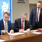 15.09.2020. Kielce. Podpisanie umów w ramach programu "Razem bezpieczniej" w Urzędzie Wojewódzkim. Na zdjęciu (od lewej): Mirosław Seweryn - wójt gminy Mirzec, Zbigniew Koniusz - wojewoda świętokrzyski, Robert Sabat - wicedyrektor w wydziale bezpieczeństwa i zarządzania kryzysowego UW / Wiktor Taszłow / Radio Kielce