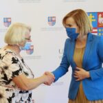 14.09.2020. Kielce. Wręczenie nagród laureatom konkursu "Dobry bo Polski". Na zdjęciu (od lewej): babcia Sofii Szwed - I miejsce, Anna Krupka - wiceminister sportu / Wiktor Taszłow / Radio Kielce
