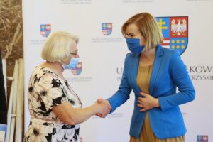 14.09.2020. Kielce. Wręczenie nagród laureatom konkursu "Dobry bo Polski". Na zdjęciu (od lewej): babcia Sofii Szwed - I miejsce, Anna Krupka - wiceminister sportu / Wiktor Taszłow / Radio Kielce