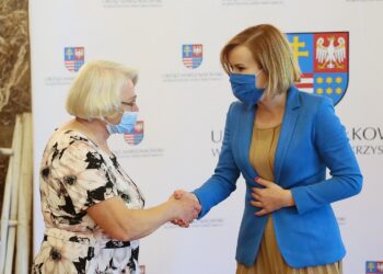 14.09.2020. Kielce. Wręczenie nagród laureatom konkursu "Dobry bo Polski". Na zdjęciu (od lewej): babcia Sofii Szwed - I miejsce, Anna Krupka - wiceminister sportu / Wiktor Taszłow / Radio Kielce