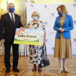 14.09.2020. Kielce. Wręczenie nagród laureatom konkursu "Dobry bo Polski". Na zdjęciu (od lewej): Andrzej Bętkowski - marszałek województwa świętokrzyskiego, babcia Sofii Szwed, Anna Krupka - wiceminister sportu / Wiktor Taszłow / Radio Kielce