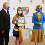 14.09.2020. Kielce. Wręczenie nagród laureatom konkursu "Dobry bo Polski". Na zdjęciu (od lewej): Andrzej Bętkowski - marszałek województwa świętokrzyskiego, Wiktoria Kos - II miejsce, Anna Krupka - wiceminister sportu / Wiktor Taszłow / Radio Kielce