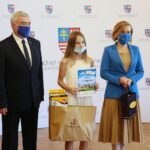 14.09.2020. Kielce. Wręczenie nagród laureatom konkursu "Dobry bo Polski". Na zdjęciu (od lewej): Andrzej Bętkowski - marszałek województwa świętokrzyskiego, Lena Jabłońska - III miejsce, Anna Krupka - wiceminister sportu / Wiktor Taszłow / Radio Kielce