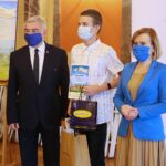 14.09.2020. Kielce. Wręczenie nagród laureatom konkursu "Dobry bo Polski". Na zdjęciu (od lewej): Andrzej Bętkowski - marszałek województwa świętokrzyskiego, Mikołaj Kaniewski - wyróżnienie, Anna Krupka - wiceminister sportu / Wiktor Taszłow / Radio Kielce