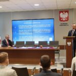 15.09.2020. Kielce. Podpisanie umów w ramach programu "Razem bezpieczniej" w Urzędzie Wojewódzkim. Na zdjęciu (od lewej): Zbigniew Koniusz - wojewoda świętokrzyski, Robert Sabat - wicedyrektor w wydziale bezpieczeństwa i zarządzania kryzysowego UW / Wiktor Taszłow / Radio Kielce