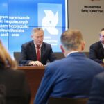 15.09.2020. Kielce. Podpisanie umów w ramach programu "Razem bezpieczniej" w Urzędzie Wojewódzkim. Na zdjęciu (od lewej): Zbigniew Koniusz - wojewoda świętokrzyski, Robert Sabat - wicedyrektor w wydziale bezpieczeństwa i zarządzania kryzysowego UW / Wiktor Taszłow / Radio Kielce