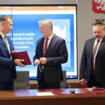 15.09.2020. Kielce. Podpisanie umów w ramach programu "Razem bezpieczniej" w Urzędzie Wojewódzkim. Na zdjęciu (od lewej): Mirosław Seweryn - wójt gminy Mirzec, Zbigniew Koniusz - wojewoda świętokrzyski, Robert Sabat - wicedyrektor w wydziale bezpieczeństwa i zarządzania kryzysowego UW / Wiktor Taszłow / Radio Kielce