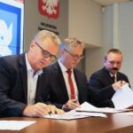 15.09.2020. Kielce. Podpisanie umów w ramach programu "Razem bezpieczniej" w Urzędzie Wojewódzkim. Na zdjęciu (od lewej): Włodzimierz Badurak - burmistrz Pińczowa, Zbigniew Koniusz - wojewoda świętokrzyski, Robert Sabat - wicedyrektor w wydziale bezpieczeństwa i zarządzania kryzysowego UW / Wiktor Taszłow / Radio Kielce