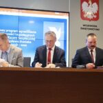 15.09.2020. Kielce. Podpisanie umów w ramach programu "Razem bezpieczniej" w Urzędzie Wojewódzkim. Na zdjęciu (od lewej): Piotr Dasios - wiceprezydent Ostrowca, Zbigniew Koniusz - wojewoda świętokrzyski, Robert Sabat - wicedyrektor w wydziale bezpieczeństwa i zarządzania kryzysowego UW / Wiktor Taszłow / Radio Kielce