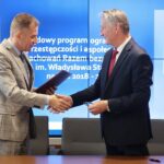 15.09.2020. Kielce. Podpisanie umów w ramach programu "Razem bezpieczniej" w Urzędzie Wojewódzkim. Na zdjęciu (od lewej): Piotr Dasios - wiceprezydent Ostrowca, Zbigniew Koniusz - wojewoda świętokrzyski / Wiktor Taszłow / Radio Kielce