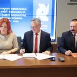 15.09.2020. Kielce. Podpisanie umów w ramach programu "Razem bezpieczniej" w Urzędzie Wojewódzkim. Na zdjęciu (od lewej): Małgorzata Jalowska - wicestarosta opatowski, Zbigniew Koniusz - wojewoda świętokrzyski, Robert Sabat - wicedyrektor w wydziale bezpieczeństwa i zarządzania kryzysowego UW / Wiktor Taszłow / Radio Kielce
