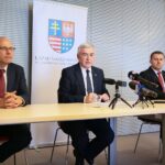 15.09.2020. Kielce. Konferencja podsumowująca posiedzenie komitetu monitorującego RPO. Na zdjęciu (od lewej): Jacek Sułek - dyrektor Departamentu Inwestycji i Rozwoju Urzędu Marszałkowskiego Województwa Świętokrzyskiego, Andrzej Bętkowski - marszałek województwa świętokrzyskiego, Marcin Piętak - prezes ROT Województwa Świętokrzyskiego / Wiktor Taszłow / Radio Kielce