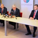 15.09.2020. Kielce. Konferencja podsumowująca posiedzenie komitetu monitorującego RPO. Na zdjęciu (od lewej): Jacek Sułek - dyrektor Departamentu Inwestycji i Rozwoju Urzędu Marszałkowskiego Województwa Świętokrzyskiego, Andrzej Bętkowski - marszałek województwa świętokrzyskiego, Marcin Piętak - prezes ROT Województwa Świętokrzyskiego / Wiktor Taszłow / Radio Kielce