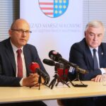 15.09.2020. Kielce. Konferencja podsumowująca posiedzenie komitetu monitorującego RPO. Na zdjęciu (od lewej): Jacek Sułek - dyrektor Departamentu Inwestycji i Rozwoju Urzędu Marszałkowskiego Województwa Świętokrzyskiego, Andrzej Bętkowski - marszałek województwa świętokrzyskiego / Wiktor Taszłow / Radio Kielce