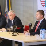 15.09.2020. Kielce. Konferencja podsumowująca posiedzenie komitetu monitorującego RPO. Na zdjęciu (od lewej): Jacek Sułek - dyrektor Departamentu Inwestycji i Rozwoju Urzędu Marszałkowskiego Województwa Świętokrzyskiego, Andrzej Bętkowski - marszałek województwa świętokrzyskiego, Marcin Piętak - prezes ROT Województwa Świętokrzyskiego / Wiktor Taszłow / Radio Kielce