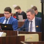 17.09.2020. Kielce. Sesja rady miasta. Na zdjęciu (od lewej): Marcin Stępniewski, Jarosław Karyś / Wiktor Taszłow / Radio Kielce