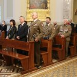 17.09.2020 Kielce. Msza święta w kościele garnizonowym w intencji zamordowanych na Nieludzkiej Ziemi. Na zdjęciu (od lewej): Ewa Nowak - zastępca dyrektora biura wojewody świętokrzyskiego, Zbigniew Koniusz - wojewoda świętokrzyski i płk Jarosław Molisak, szef Wojewódzkiego Sztabu Wojskowego w Kielcach / Wiktor Taszłow / Radio Kielce