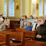 17.09.2020 Kielce. Msza święta w kościele garnizonowym w intencji zamordowanych na Nieludzkiej Ziemi. Na zdjęciu (w środku): Danuta Żbikowska - prezes Stowarzyszenia Rodzin i Sympatyków 2. Pułku Artylerii Lekkiej Legionów / Wiktor Taszłow / Radio Kielce