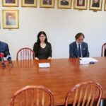 18.09.2020. Kielce. Doktorantka UJK będzie prowadziła podwójny doktorat. Na zdjęciu (od lewej): prof. dr hab. n. med. Stanisław Głuszek - rektor UJK, prof. dr hab. Agnieszka Gałuszka - prorektor ds. nauki UJK, prof. dr hab Francesco Giacosa - dyrektor Szkoły Doktorskiej UJK, dr hab. Lidia Michalska-Bracha - zastępca dyrektora Szkoły Doktorskiej UJK / Wiktor Taszłow / Radio Kielce