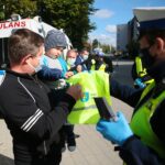 18.09.2020. Kielce. Rozdawanie odblasków / Wiktor Taszłow / Radio Kielce