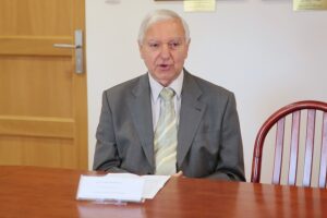 18.09.2020. Kielce. Doktorantka UJK będzie prowadziła podwójny doktorat. Na zdjęciu: prof. dr hab. Wiesław Kaca - Instytut Biologii UJK, promotor przewodu doktorskiego / Wiktor Taszłow / Radio Kielce