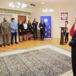 18.09.2020. Kielce. Wręczenie odznaczeń za zasługi w działalności na rzecz zwalczania zagrożeń biologicznych. Na zdjęciu ( z prawej): Zbigniew Koniusz - wojewoda świętokrzyski / Wiktor Taszłow / Radio Kielce