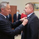 18.09.2020. Kielce. Wręczenie odznaczeń za zasługi w działalności na rzecz zwalczania zagrożeń biologicznych. Na zdjęciu (od lewej): Zbigniew Koniusz - wojewoda świętokrzyski, Jarosław Ciura – dyrektor WSSE Kielce / Wiktor Taszłow / Radio Kielce