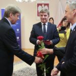 18.09.2020. Kielce. Wręczenie odznaczeń za zasługi w działalności na rzecz zwalczania zagrożeń biologicznych. Na zdjęciu (od lewej): Ireneusz Czerwonka – lekarz internista, Andrzej Pruś - przewodniczący Sejmiku Województwa Świętokrzyskiego, Zbigniew Koniusz - wojewoda świętokrzyski / Wiktor Taszłow / Radio Kielce