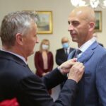 18.09.2020. Kielce. Wręczenie odznaczeń za zasługi w działalności na rzecz zwalczania zagrożeń biologicznych. Na zdjęciu (od lewej): Zbigniew Koniusz - wojewoda świętokrzyski, Grzegorz Kaleta – dyrektor szpitala w Starachowicach / Wiktor Taszłow / Radio Kielce