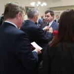 18.09.2020. Kielce. Wręczenie odznaczeń za zasługi w działalności na rzecz zwalczania zagrożeń biologicznych. Na zdjęciu (od lewej): Andrzej Pruś - przewodniczący Sejmiku Województwa Świętokrzyskiego, Zbigniew Koniusz - wojewoda świętokrzyski, Sławomir Kłos - chirurg / Wiktor Taszłow / Radio Kielce