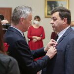 18.09.2020. Kielce. Wręczenie odznaczeń za zasługi w działalności na rzecz zwalczania zagrożeń biologicznych. Na zdjęciu (od lewej): Zbigniew Koniusz - wojewoda świętokrzyski, Sławomir Kłos - chirurg / Wiktor Taszłow / Radio Kielce