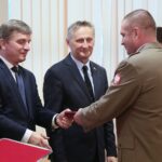 18.09.2020. Kielce. Wręczenie odznaczeń za zasługi w działalności na rzecz zwalczania zagrożeń biologicznych. Na zdjęciu (od lewej): Zbigniew Koniusz - wojewoda świętokrzyski, płk Grzegorz Motak - dowódca 10. Świętokrzyskiej Brygady Obrony Terytorialnej / Wiktor Taszłow / Radio Kielce