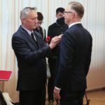 18.09.2020. Kielce. Wręczenie odznaczeń za zasługi w działalności na rzecz zwalczania zagrożeń biologicznych. Na zdjęciu (od lewej): Zbigniew Koniusz - wojewoda świętokrzyski, dr Paweł Pabian - konsultant wojewódzki ds. chorób zakaźnych / Wiktor Taszłow / Radio Kielce