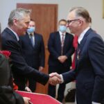 18.09.2020. Kielce. Wręczenie odznaczeń za zasługi w działalności na rzecz zwalczania zagrożeń biologicznych. Na zdjęciu (od lewej): Zbigniew Koniusz - wojewoda świętokrzyski, dr Paweł Pabian - konsultant wojewódzki ds. chorób zakaźnych / Wiktor Taszłow / Radio Kielce