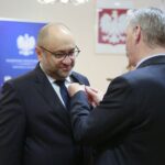 18.09.2020. Kielce. Wręczenie odznaczeń za zasługi w działalności na rzecz zwalczania zagrożeń biologicznych. Na zdjęciu (od lewej): Bartosz Stemplewski - dyrektor Wojewódzkiego Szpitala Zespolonego w Kielcach, Zbigniew Koniusz - wojewoda świętokrzyski / Wiktor Taszłow / Radio Kielce