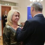 18.09.2020. Kielce. Wręczenie odznaczeń za zasługi w działalności na rzecz zwalczania zagrożeń biologicznych. Na zdjęciu (od lewej): Barbara Szabłowska – lekarz pediatra, Zbigniew Koniusz - wojewoda świętokrzyski / Wiktor Taszłow / Radio Kielce