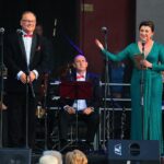 19.09.2020. Busko-Zdrój. Koncert Pięciu Tenorów wieńczący XXVI Międzynarodowy Festiwal Muzyczny imienia Krystyny Jamroz. Na zdjęciu: Artur Jaroń - dyrektor festiwalu i Karolina Kępczyk - dyrektor BSCK / Wiktor Taszlow / Radio Kielce