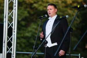 19.09.2020. Busko-Zdrój. Koncert Pięciu Tenorów wieńczący XXVI Międzynarodowy Festiwal Muzyczny imienia Krystyny Jamroz. Na zdjęciu (od lewej): Dawid Kwieciński / Wiktor Taszlow / Radio Kielce