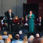 19.09.2020. Busko-Zdrój. Koncert Pięciu Tenorów wieńczący XXVI Międzynarodowy Festiwal Muzyczny imienia Krystyny Jamroz. Na zdjęciu: Artur Jaroń - dyrektor festiwalu i Karolina Kępczyk - dyrektor BSCK / Wiktor Taszlow / Radio Kielce