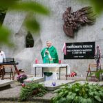 20.09.2020. Kielce. Plenerowa msza święta przy Pomniku Straceń na Stadionie Leśnym. Na zdjęciu ksiądz Jerzy Marcinkowski - proboszcz parafii  Chrystusa Króla / Wiktor Taszłow / Radio Kielce