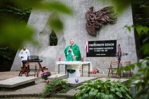 20.09.2020. Kielce. Plenerowa msza święta przy Pomniku Straceń na Stadionie Leśnym. Na zdjęciu ksiądz Jerzy Marcinkowski - proboszcz parafii Chrystusa Króla / Wiktor Taszłow / Radio Kielce