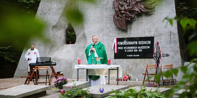 20.09.2020. Kielce. Plenerowa msza święta przy Pomniku Straceń na Stadionie Leśnym. Na zdjęciu ksiądz Jerzy Marcinkowski - proboszcz parafii  Chrystusa Króla / Wiktor Taszłow / Radio Kielce