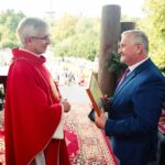 20.09.2020. Święty Krzyż. Uroczystości wieńczące odpust. Na zdjęciu od prawej Krzysztof Pawlik - przewodniczący Rady Gminy w Bielinach / Wiktor Taszłow / Radio Kielce