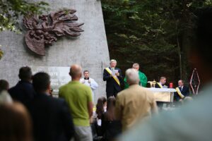 20.09.2020. Kielce. Plenerowa msza święta przy Pomniku Straceń na Stadionie Leśnym / Wiktor Taszłow / Radio Kielce